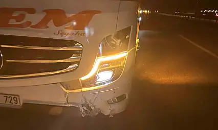 Otomobil önce bariyerlere, sonra otobüse çarptı: 2 yaralı