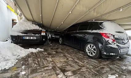 Safranbolu'da kar ağırlığı garajı çökertti: 3 araç zarar gördü