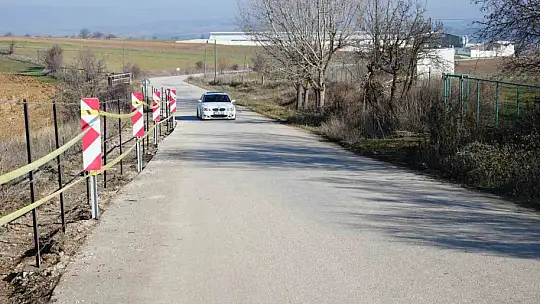 Yolu ulaşıma kesti