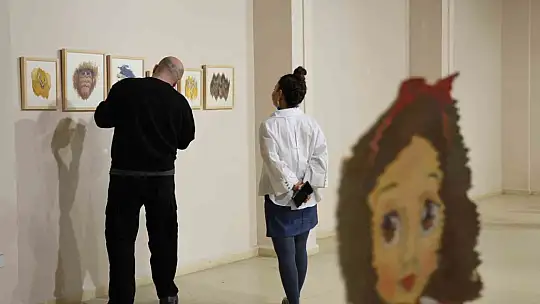'Çocukluk Düşleri' kişisel sergisi sanatseverlerle buluştu