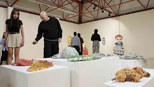 'Çocukluk Düşleri' kişisel sergisi sanatseverlerle buluştu