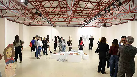 'Çocukluk Düşleri' kişisel sergisi sanatseverlerle buluştu