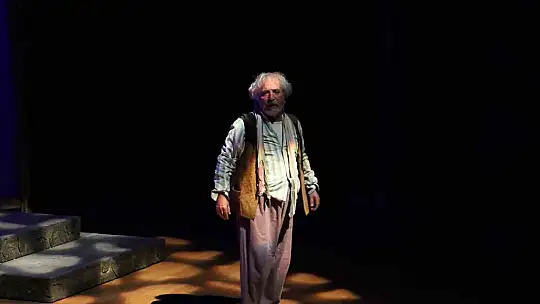 'Deli İbram Divanı' oyunu yoğun ilgiyle sahnelendi