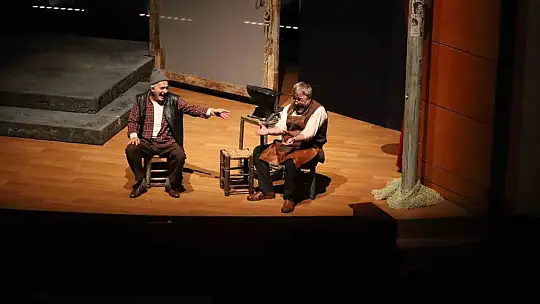 'Deli İbram Divanı' oyunu yoğun ilgiyle sahnelendi