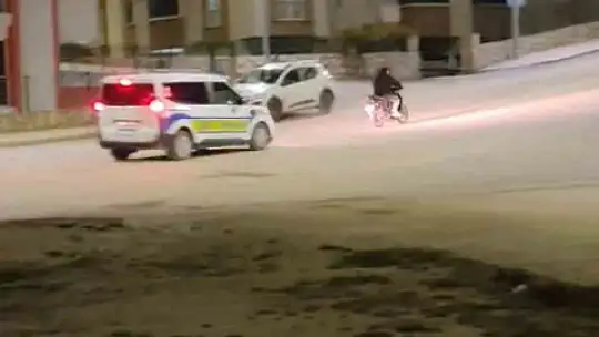 'Dur' ihtarına uymayan motosikletli böyle kaçtı