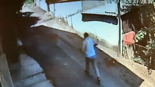 'Dur' ihtarına uymayan sürücü, kadınları araçta bırakıp kaçtı