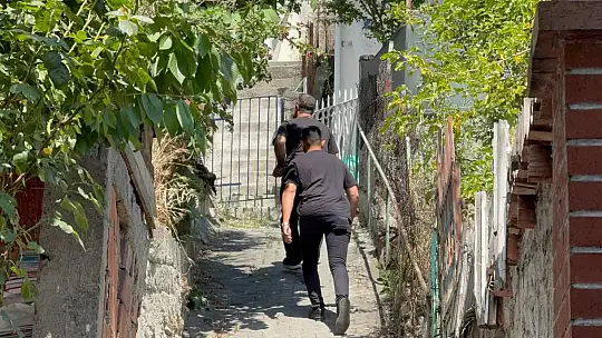 'Dur' ihtarına uymayan sürücü, kadınları araçta bırakıp kaçtı