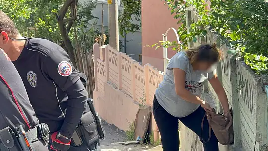 'Dur' ihtarına uymayan sürücü, kadınları araçta bırakıp kaçtı