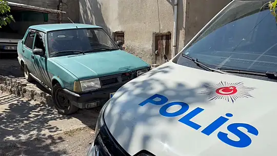 'Dur' ihtarına uymayan sürücü, kadınları araçta bırakıp kaçtı