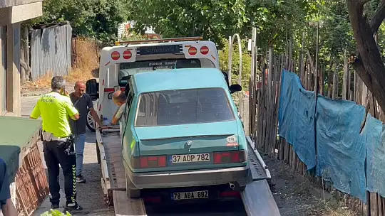 'Dur' ihtarına uymayan sürücü, kadınları araçta bırakıp kaçtı