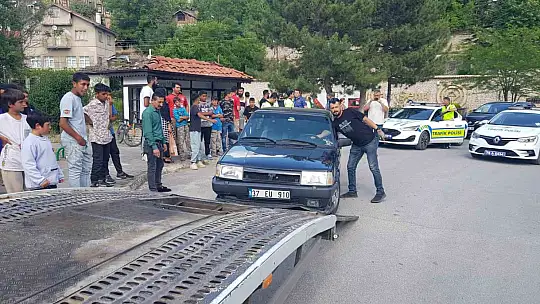 Dur ihtarına uymadı, 4 araca çarptı