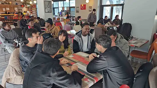 Uluslararası öğrenciler, savaşların son bulması temennisinde bulundu