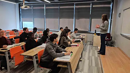 Uluslararası öğrenciler, savaşların son bulması temennisinde bulundu