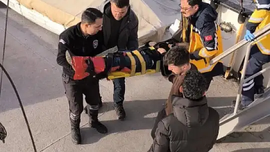 11 yaşındaki çocuk müze gemisinin merdivenlerinden çıkarken yaralandı