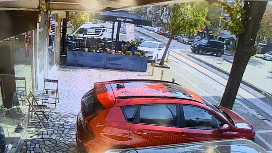 15 milyon liralık cipe çarpmamak için manevra yaptı, tatlıcı dükkanına böyle girdi