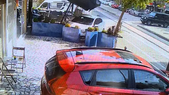 15 milyon liralık cipe çarpmamak için manevra yaptı, tatlıcı dükkanına böyle girdi