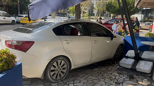 15 milyon liralık cipe çarpmamak için manevra yaptı, tatlıcı dükkanına böyle girdi