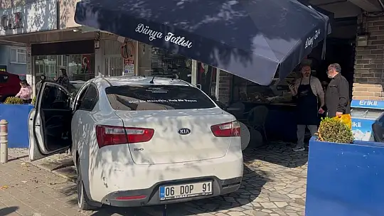 15 milyon liralık cipe çarpmamak için manevra yaptı, tatlıcı dükkanına böyle girdi