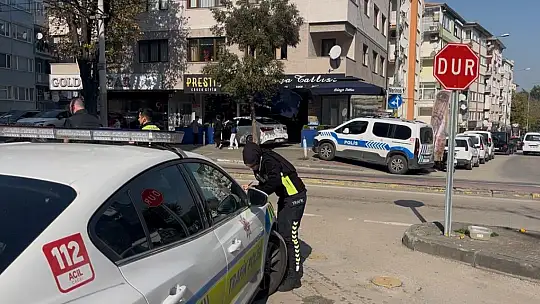 15 milyon liralık cipe çarpmamak için manevra yaptı, tatlıcı dükkanına böyle girdi