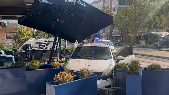 15 milyon liralık cipe çarpmamak için manevra yaptı, tatlıcı dükkanına böyle girdi