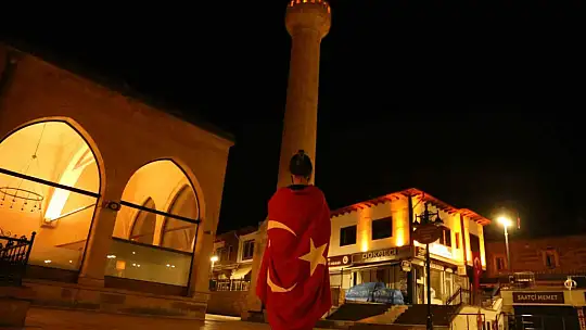 15 Temmuz şehitleri için sela okundu: Genç kız gözyaşlarını tutamadı
