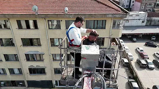 15 yıllık berber yeni açtığı dükkanının ilk tıraşını gökyüzünde yaptı