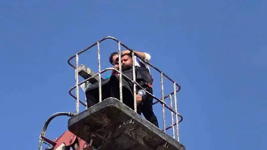 15 yıllık berber yeni açtığı dükkanının ilk tıraşını gökyüzünde yaptı