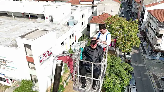 15 yıllık berber yeni açtığı dükkanının ilk tıraşını gökyüzünde yaptı