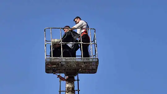 15 yıllık berber yeni açtığı dükkanının ilk tıraşını gökyüzünde yaptı
