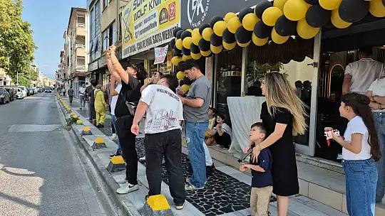 15 yıllık berber yeni açtığı dükkanının ilk tıraşını gökyüzünde yaptı