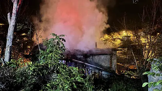 150 yıllık tarihi konakta çıkan yangın söndürüldü