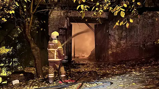 150 yıllık tarihi konakta çıkan yangın söndürüldü