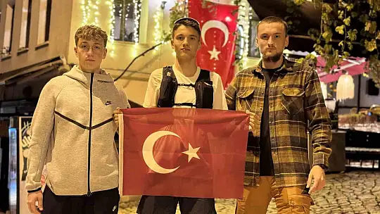 17 yaşındaki Erdem, Cumhuriyet için 103 kilometre koştu