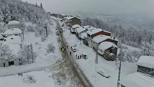 180 santimetrelik karın altında kalan araçlarını güçlükle çıkarttılar