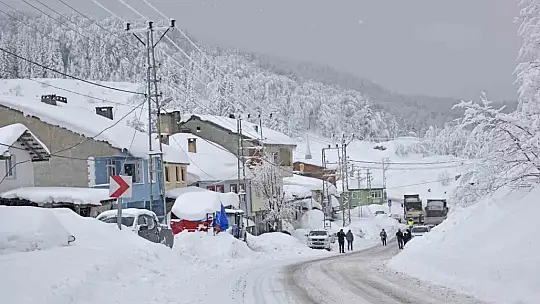 180 santimetrelik karın altında kalan araçlarını güçlükle çıkarttılar