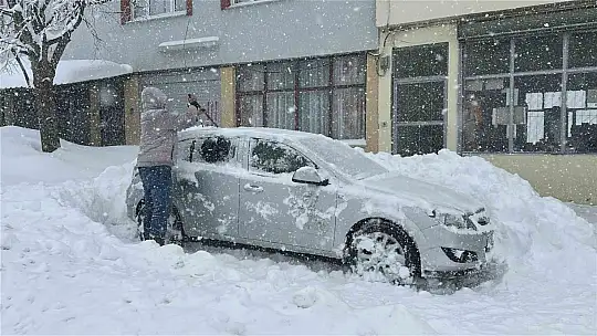 180 santimetrelik karın altında kalan araçlarını güçlükle çıkarttılar