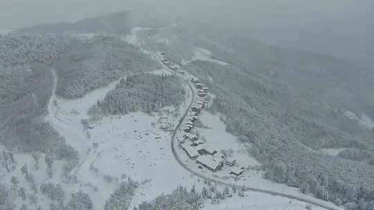 180 santimetrelik karın altında kalan araçlarını güçlükle çıkarttılar
