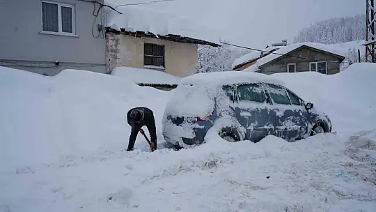 180 santimetrelik karın altında kalan araçlarını güçlükle çıkarttılar