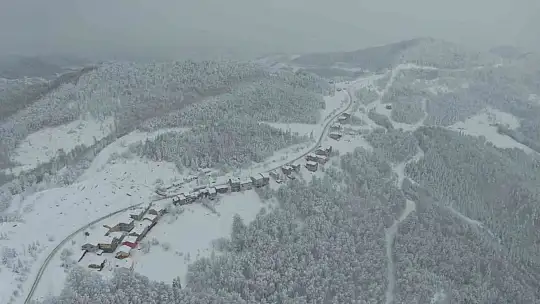 180 santimetrelik karın altında kalan araçlarını güçlükle çıkarttılar
