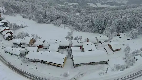 180 santimetrelik karın altında kalan araçlarını güçlükle çıkarttılar