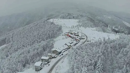 180 santimetrelik karın altında kalan araçlarını güçlükle çıkarttılar