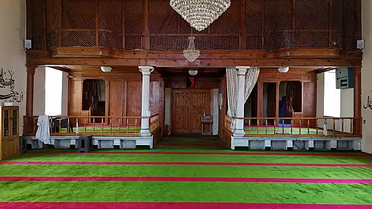 195 yıllık tarihi cami halvet odalarıyla dikkat çekiyor