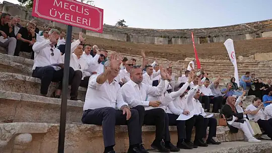 2 bin 300 yıllık amfide meclis toplantısı