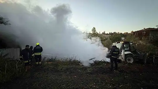 2 katlı ahşap ev küle döndü