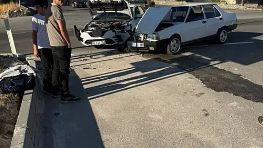 2 otomobil kafa kafaya çarpıştı