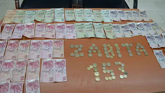 2 saat içerisinde bin 554 lira para toplamış: Dilenciye suçüstü