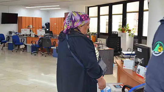 2 saat içerisinde bin 554 lira para toplamış: Dilenciye suçüstü