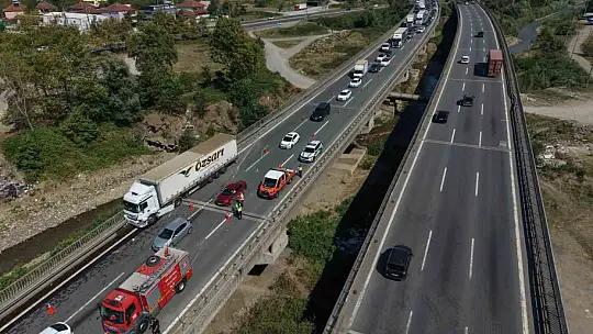 2 tır ve 1 kamyonetin karıştığı kazada 1 kişi yaralandı