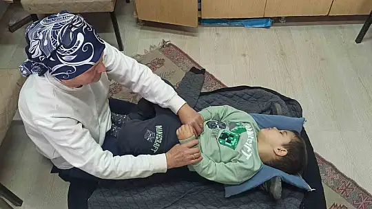 20 yıllık Fatime usta bir eliyle torun sallıyor, diğer eliyle dünyaca ünlü bastonlara şekil veriyor