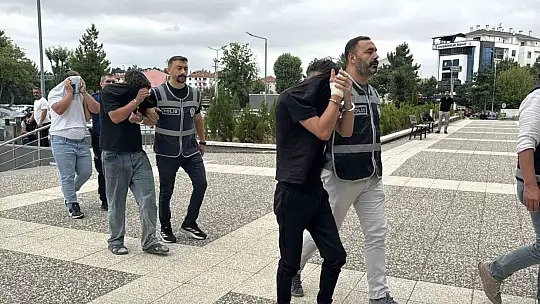 200 bin liralık alkol çaldılar: